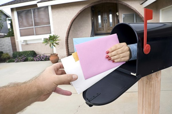 Envoyer courrier pendant voyage : conseils et solutions pratiques